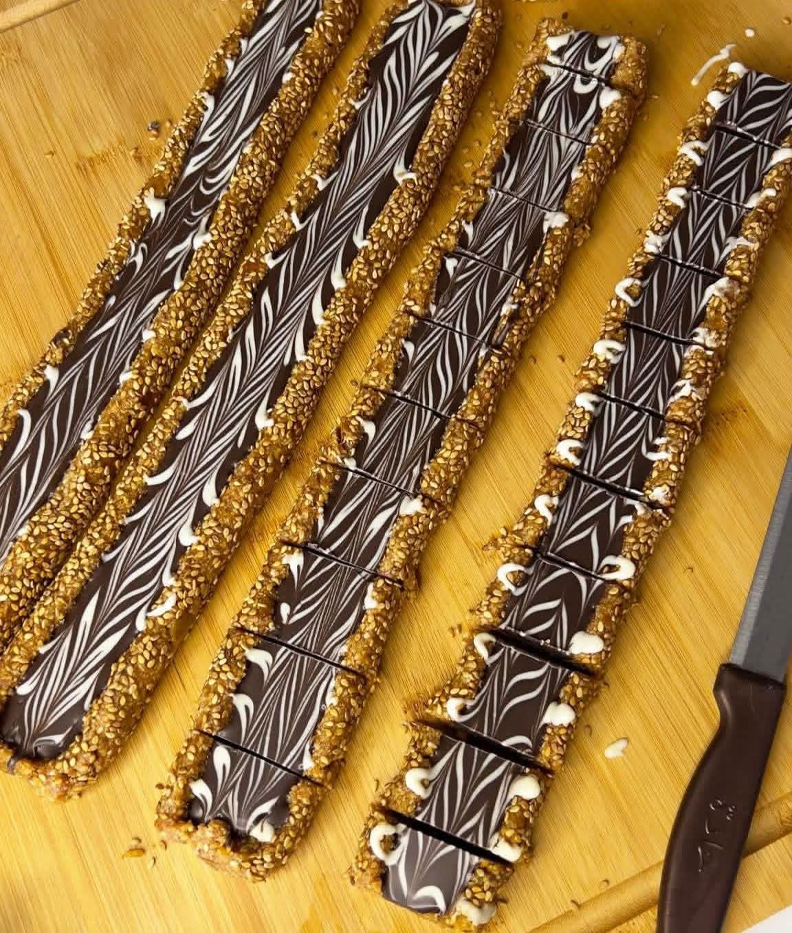 Dulce Sin Horno de Sésamo, Cacahuete, Dátiles y Chocolate